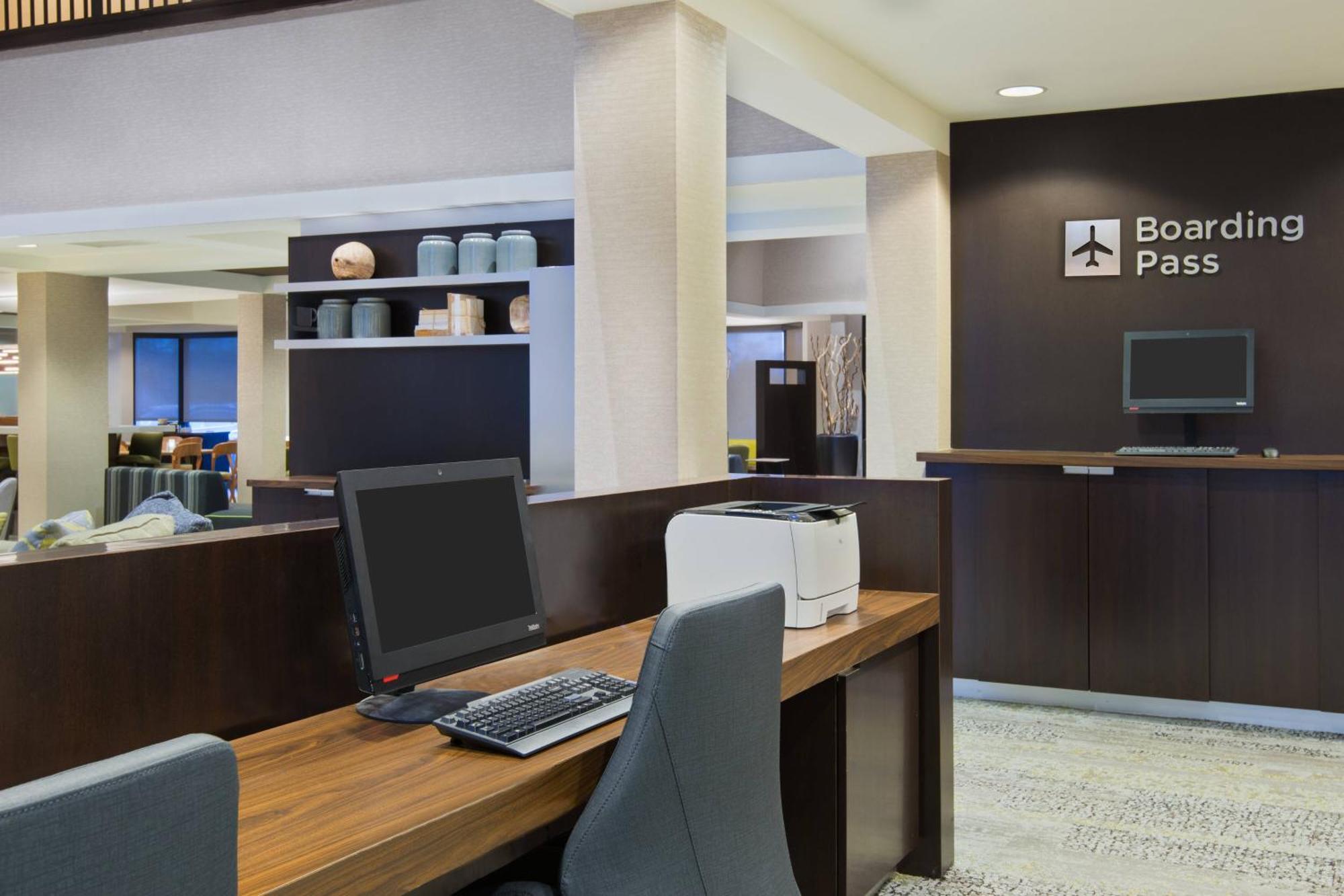 Hotel Courtyard By Marriott Springfield Airport Esterno foto