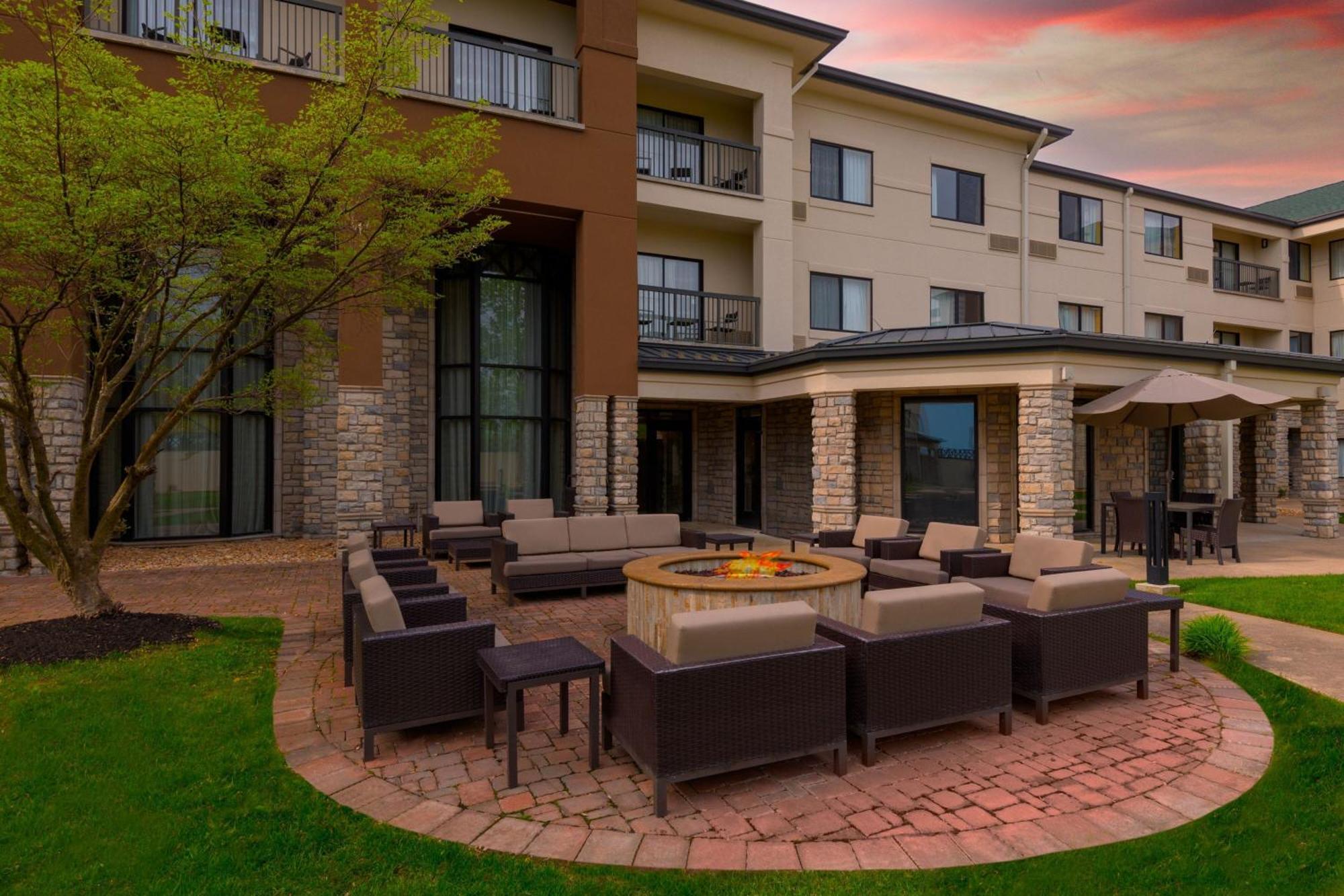 Hotel Courtyard By Marriott Springfield Airport Esterno foto