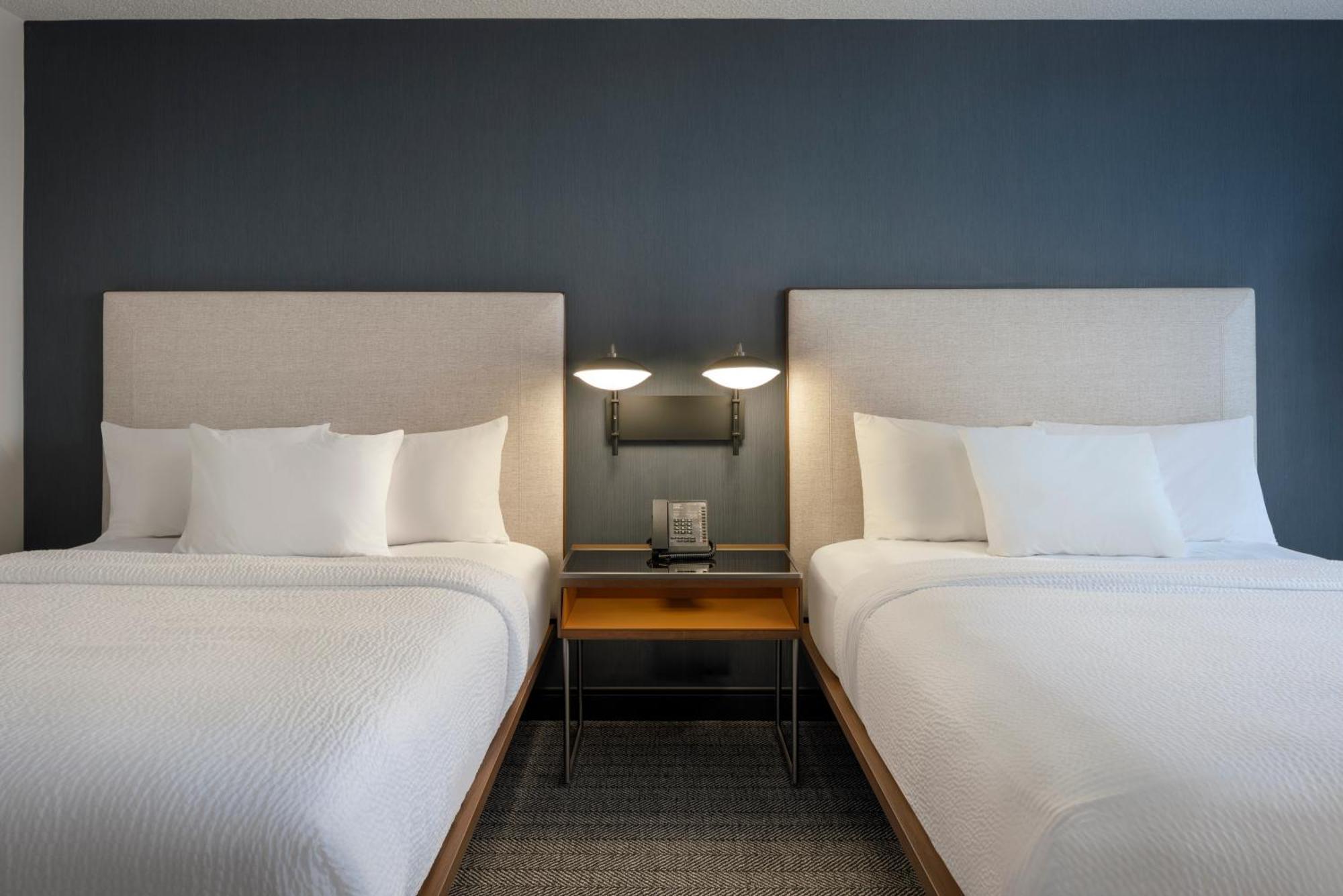 Hotel Courtyard By Marriott Springfield Airport Esterno foto