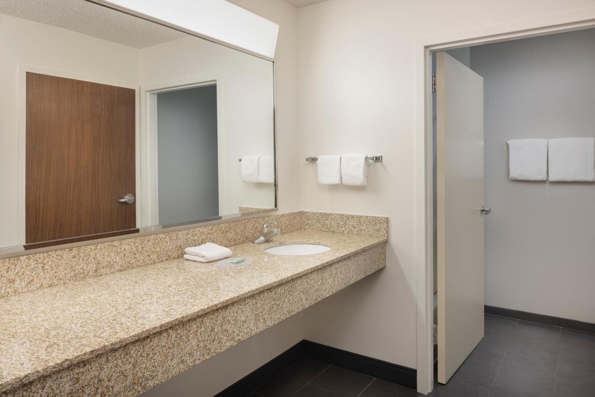 Hotel Courtyard By Marriott Springfield Airport Esterno foto