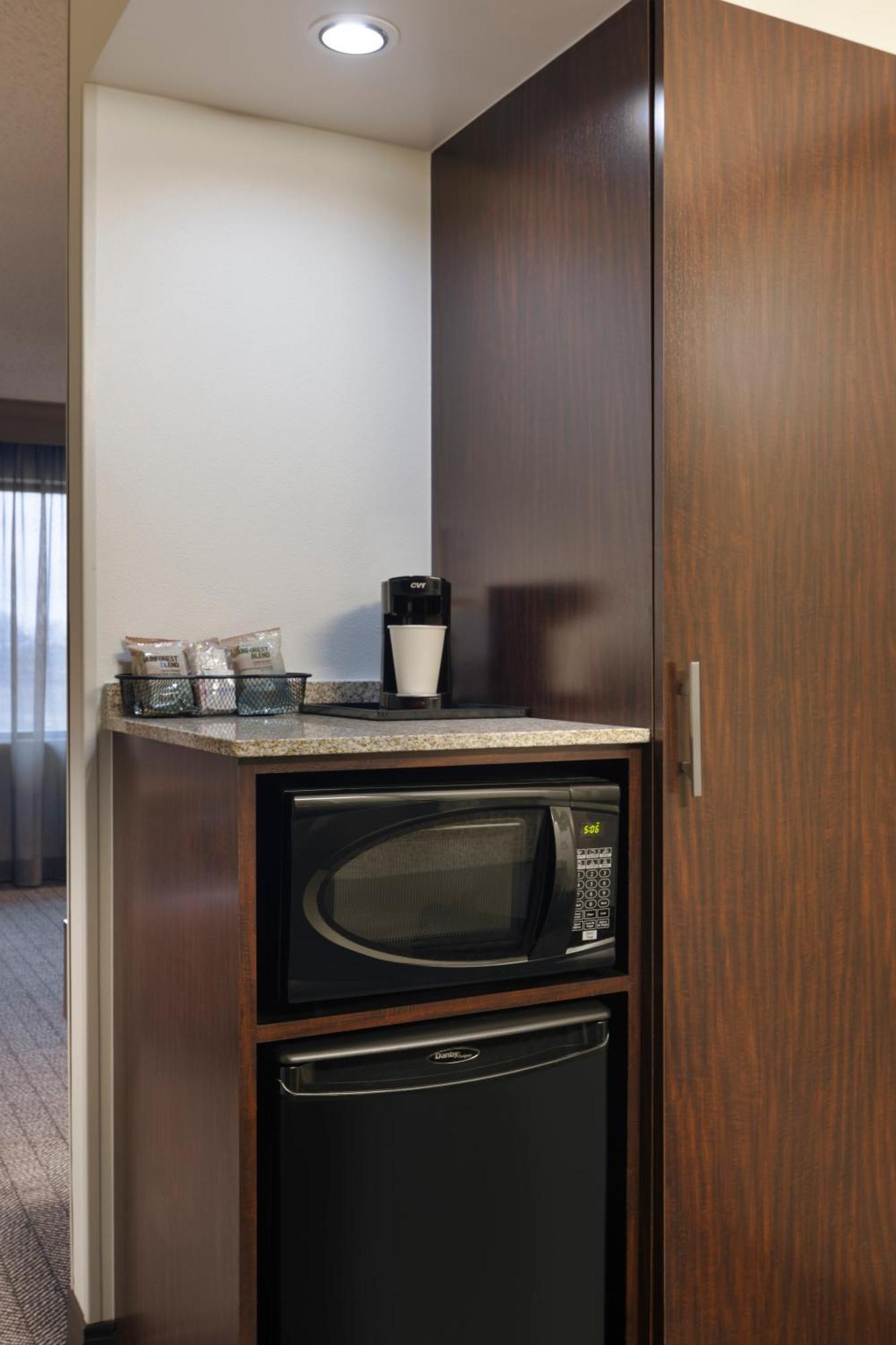 Hotel Courtyard By Marriott Springfield Airport Esterno foto