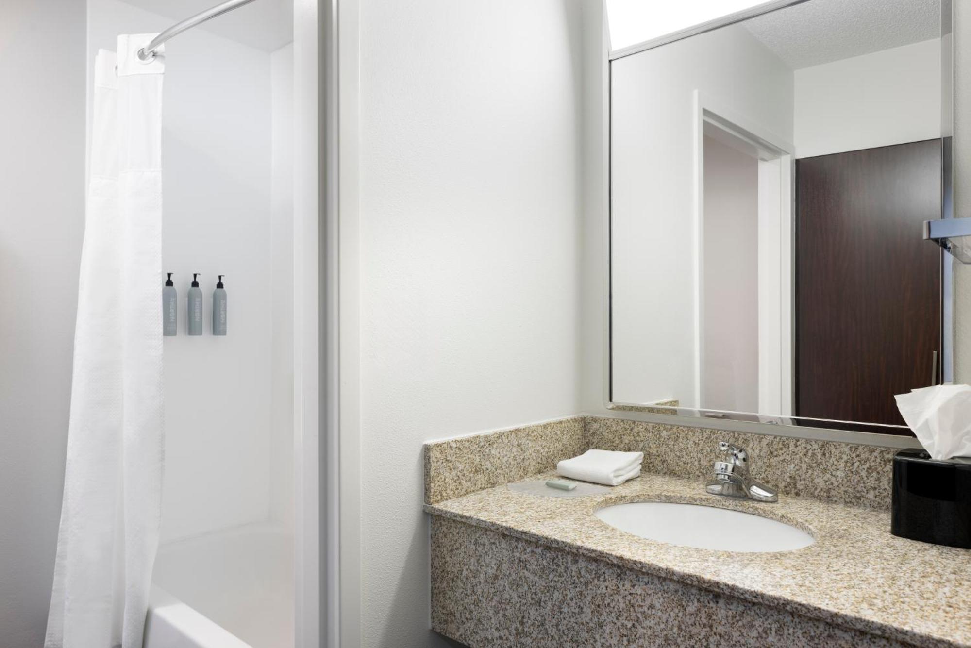 Hotel Courtyard By Marriott Springfield Airport Esterno foto