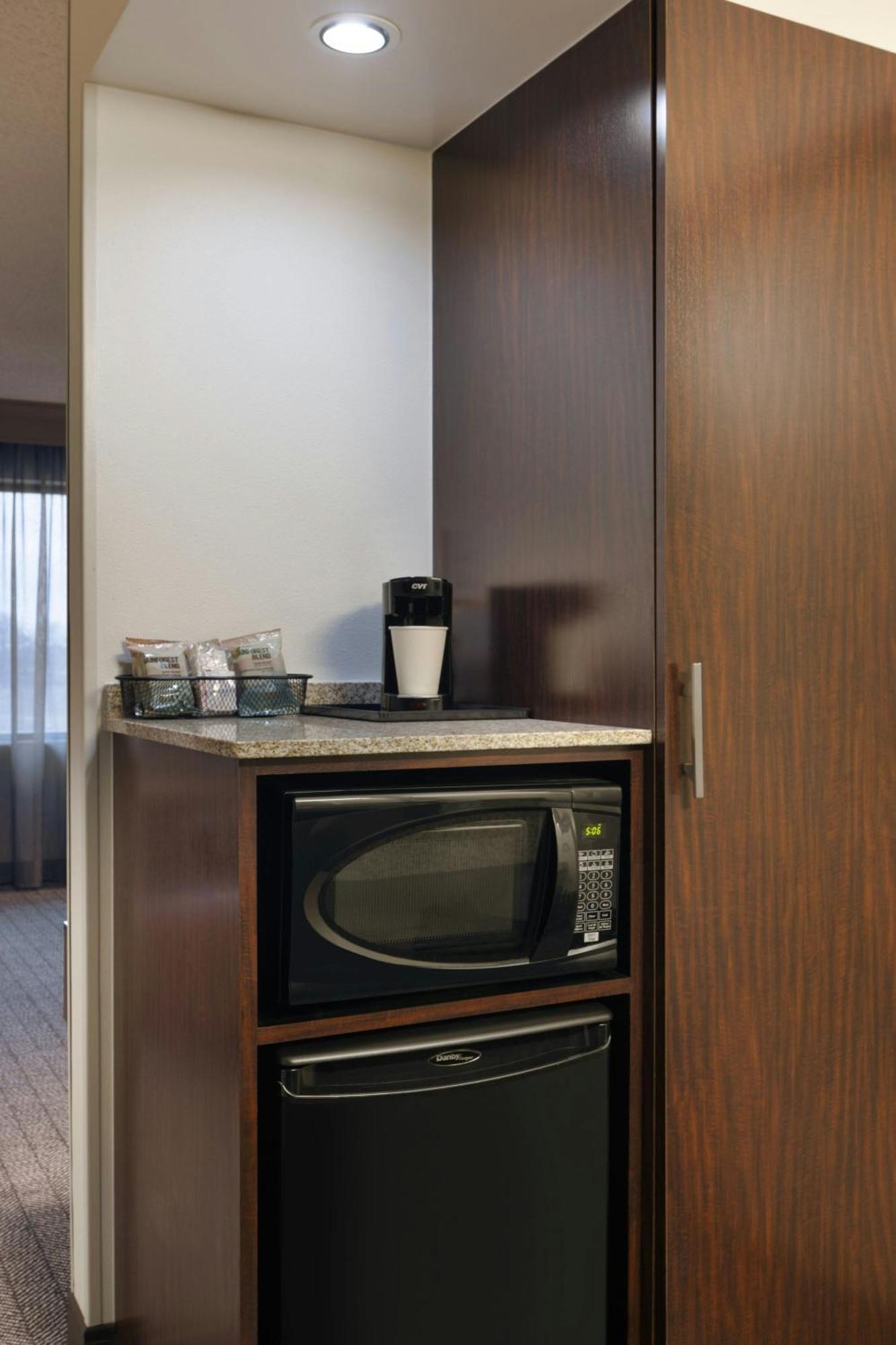 Hotel Courtyard By Marriott Springfield Airport Esterno foto