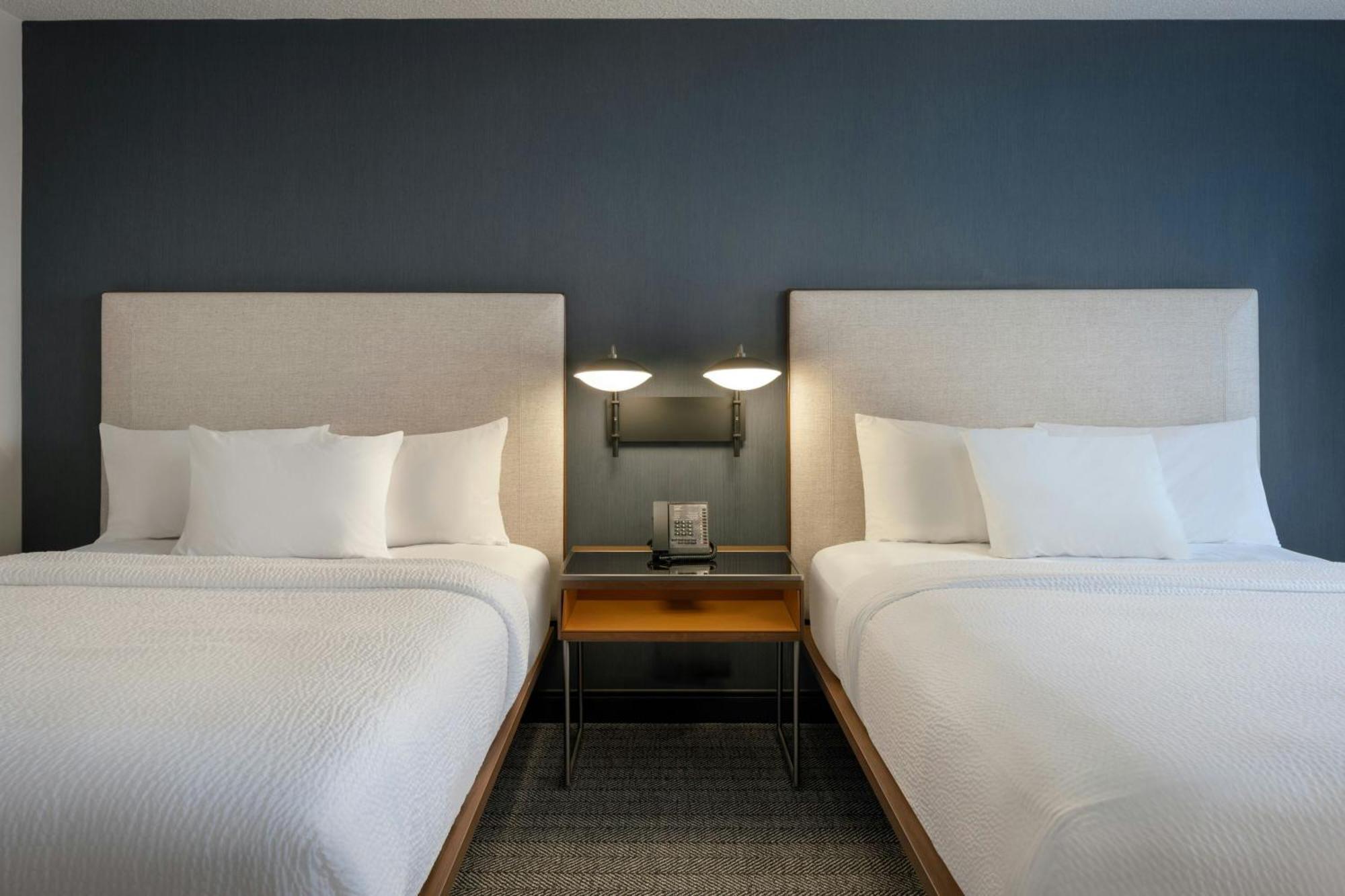 Hotel Courtyard By Marriott Springfield Airport Esterno foto